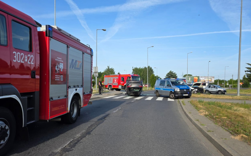 3/7 Wypadek na rondzie Kasprzaka. Zderzenie dwóch samochodów osobowych