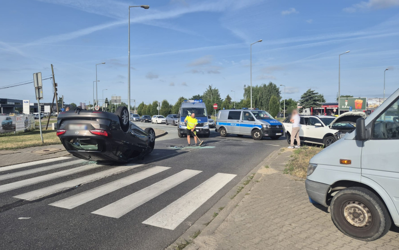 4/7 Wypadek na rondzie Kasprzaka. Zderzenie dwóch samochodów osobowych