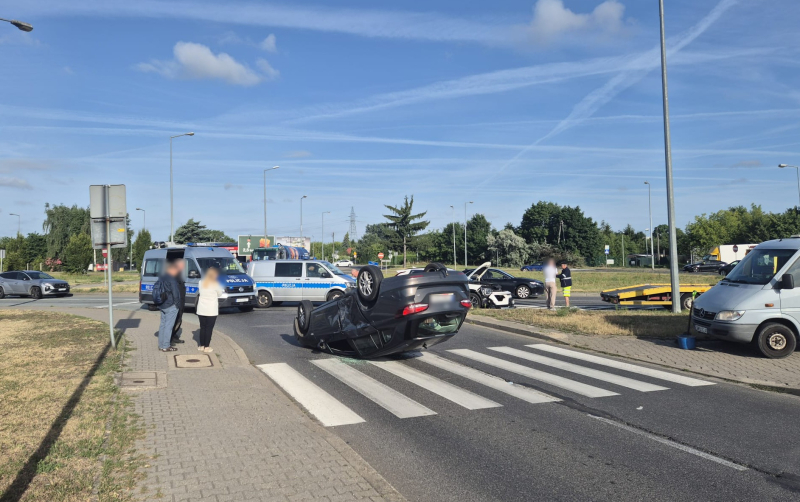 5/7 Wypadek na rondzie Kasprzaka. Zderzenie dwóch samochodów osobowych
