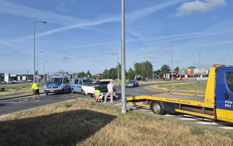 6/7 Wypadek na rondzie Kasprzaka. Zderzenie dwóch samochodów osobowych
