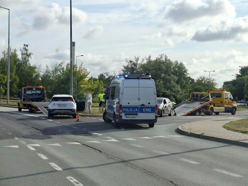7/7 Wypadek na rondzie Kasprzaka. Zderzenie dwóch samochodów osobowych