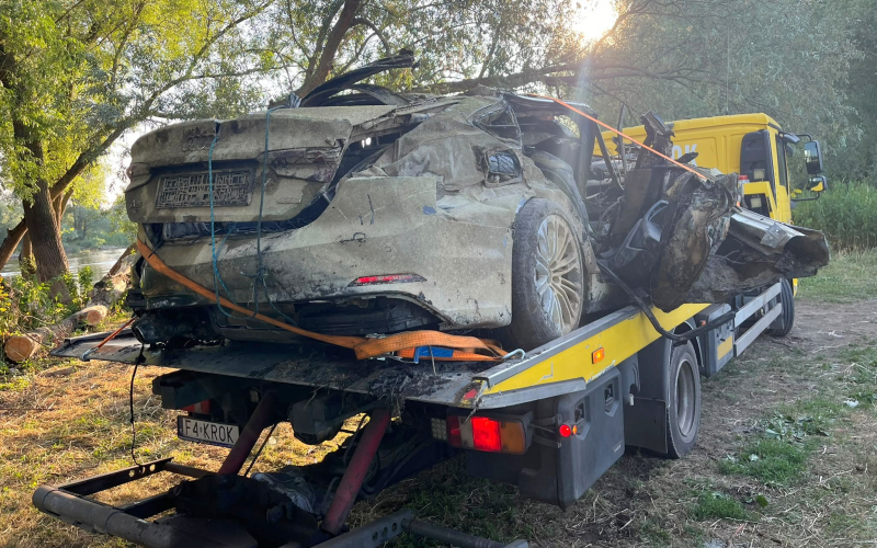 1/4 Rozbita Audi wyciągnięta z Warty w Kostrzynie nad Odrą