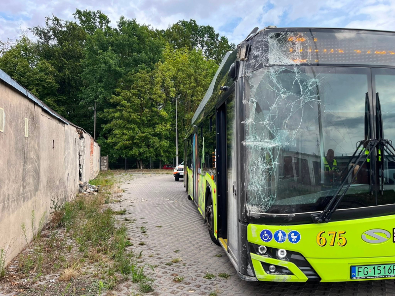 1/4 Autobus MZK uderzył w ścianę garażu w Gorzowie