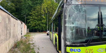 Autobus MZK uderzył w ścianę garażu w Gorzowie