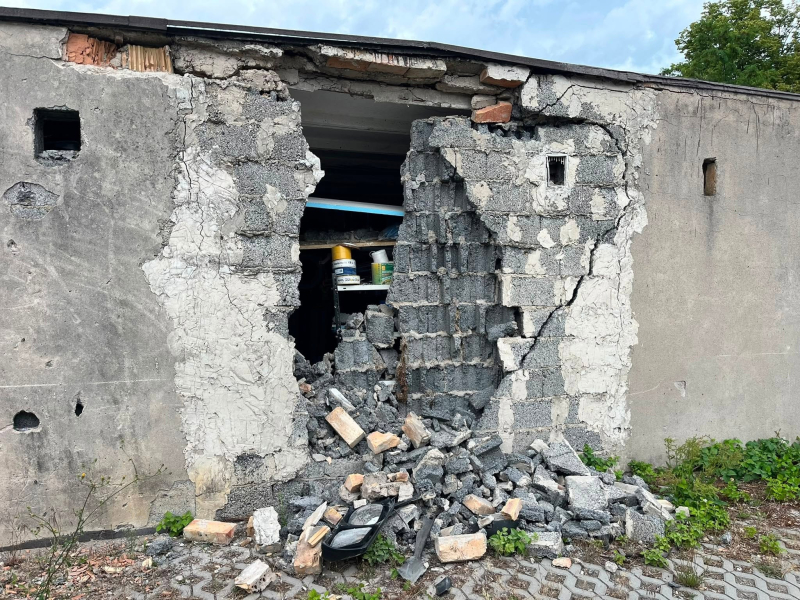 3/4 Autobus MZK uderzył w ścianę garażu w Gorzowie