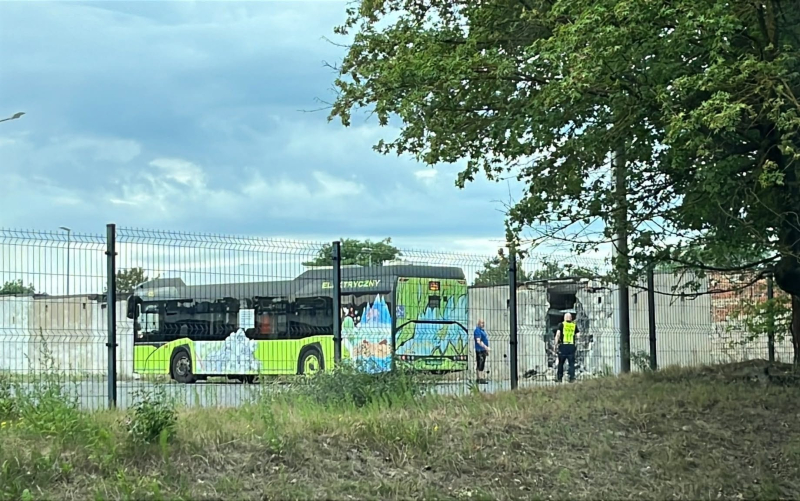 4/4 Autobus MZK uderzył w ścianę garażu w Gorzowie