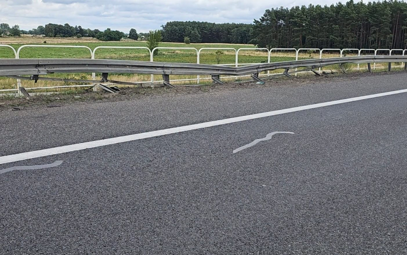 3/5 Kierujący BMW uderzył w bariery na S3 koło Gorzowa