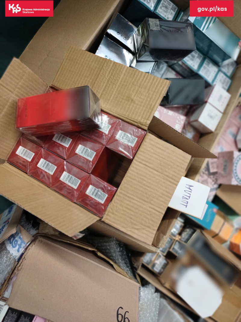 2/6 KAS przejęła podróbki torebek i perfum w Gorzowie