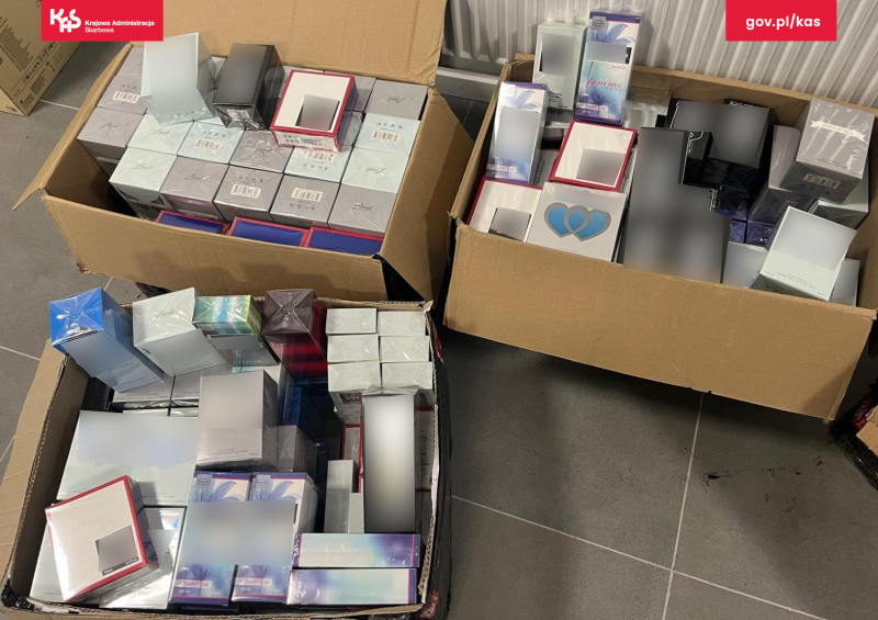 5/6 KAS przejęła podróbki torebek i perfum w Gorzowie