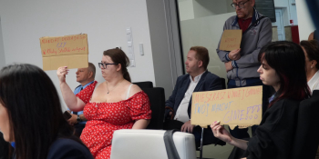 Protest mieszkańców i głosowania podczas sesji