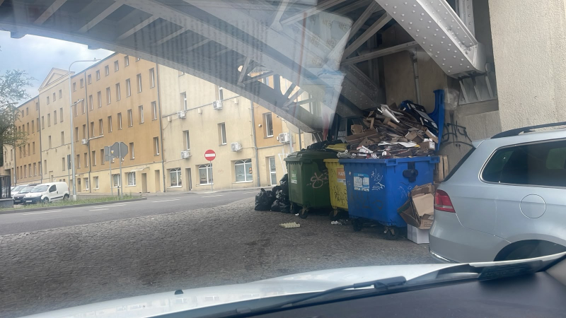 1/3 Śmieci w centrum miasta i porzucona muszla klozetowa