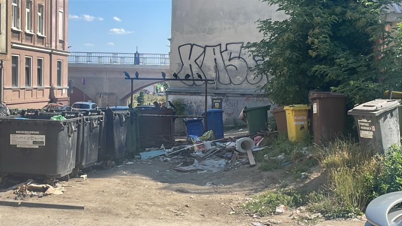 2/3 Śmieci w centrum miasta i porzucona muszla klozetowa