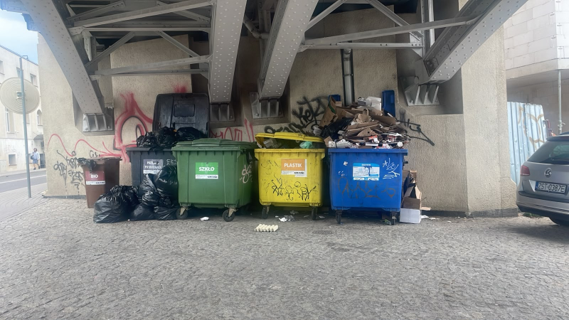 3/3 Śmieci w centrum miasta i porzucona muszla klozetowa