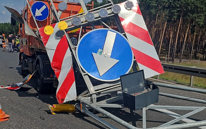 3/7 Ciężarówka uderzyła w pojazd służby na S3 