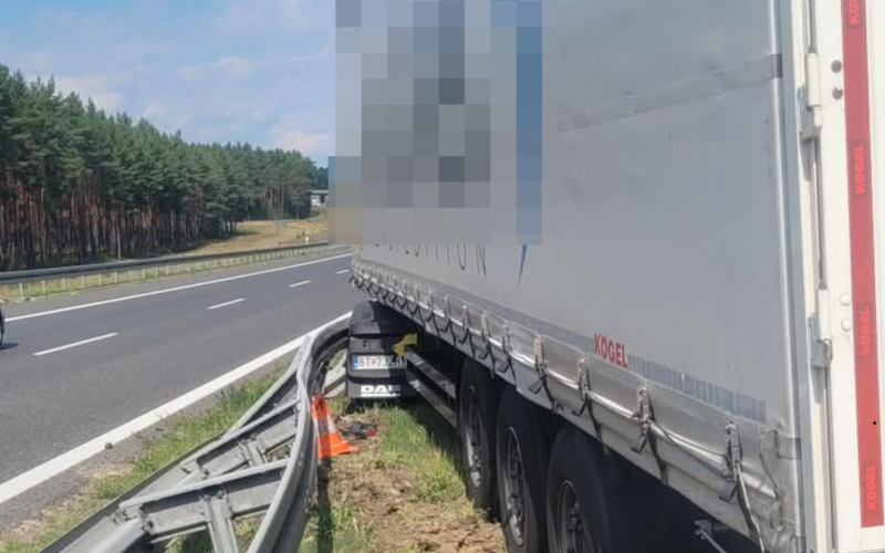 4/7 Ciężarówka uderzyła w pojazd służby na S3 
