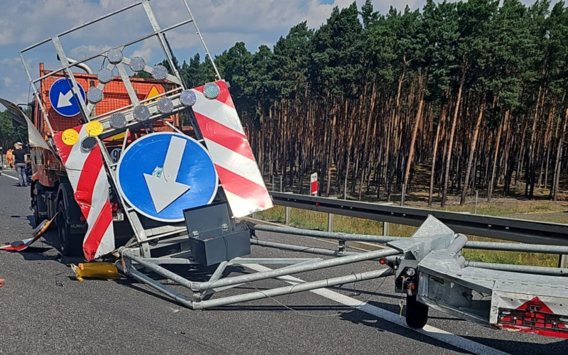 5/7 Ciężarówka uderzyła w pojazd służby na S3 