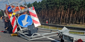 Ciężarówka uderzyła w pojazd służby na S3 