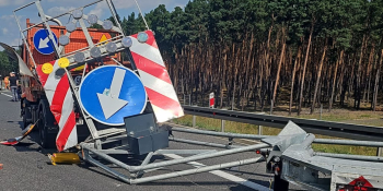 Ciężarówka uderzyła w pojazd służby na S3 