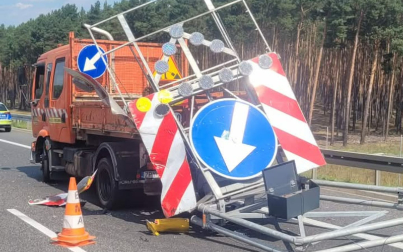 6/7 Ciężarówka uderzyła w pojazd służby na S3 