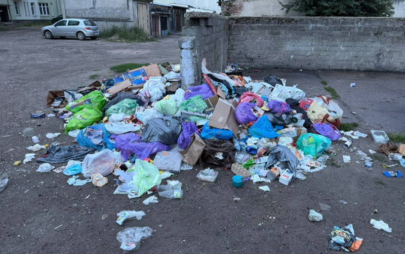 1/5 Śmieci na podwórku przy ul. Krzywoustego i Chrobrego