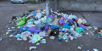 Śmieci na podwórku przy ul. Krzywoustego i Chrobrego