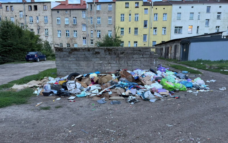 2/5 Śmieci na podwórku przy ul. Krzywoustego i Chrobrego