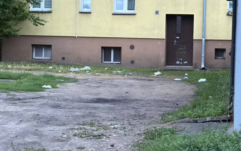 4/5 Śmieci na podwórku przy ul. Krzywoustego i Chrobrego