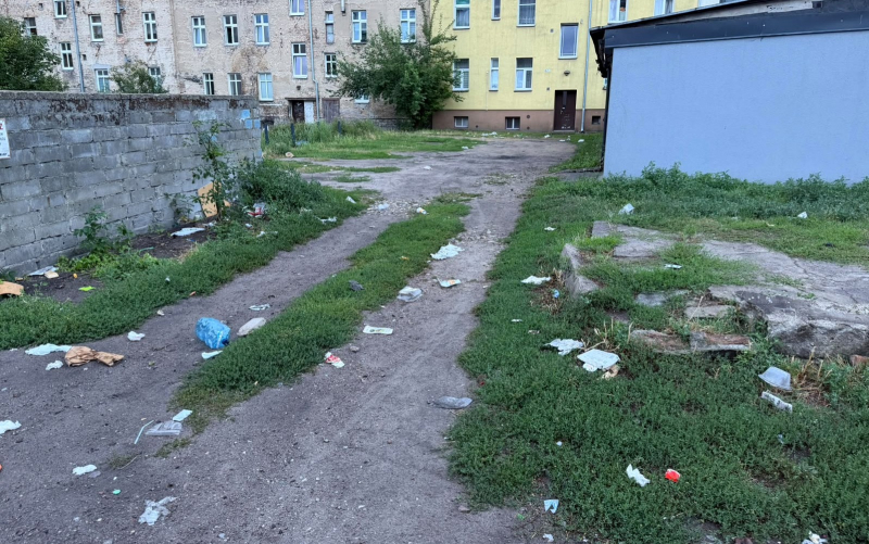 5/5 Śmieci na podwórku przy ul. Krzywoustego i Chrobrego