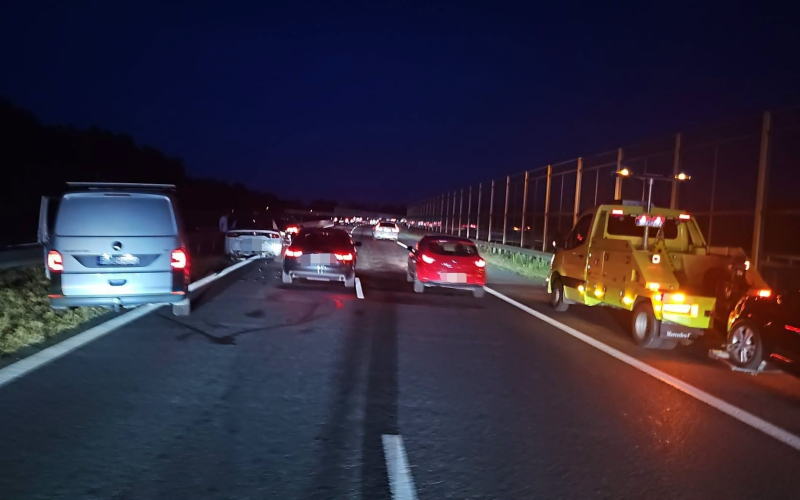1/4  Wypadek na S3. Zderzenie dwóch Volkswagenów i Dodga na 93 km