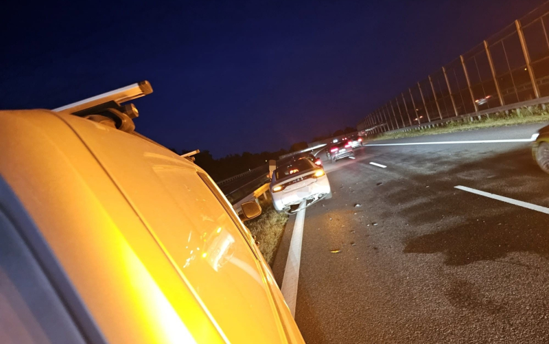 3/4  Wypadek na S3. Zderzenie dwóch Volkswagenów i Dodga na 93 km
