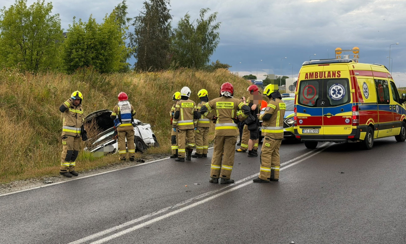 1/5 Uderzyła w tył ciężarówki na starej trójce. Dwie osoby w szpitalu, droga zablokowana