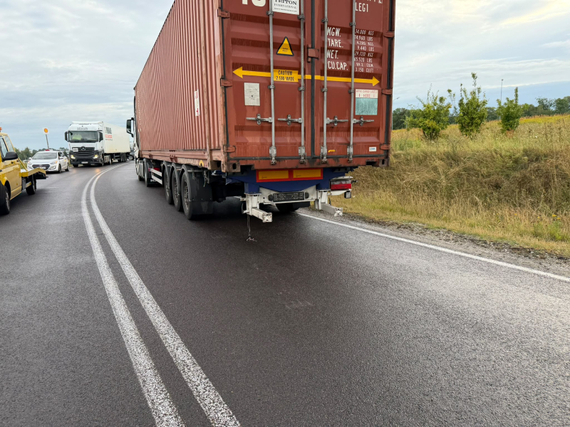 2/5 Uderzyła w tył ciężarówki na starej trójce. Dwie osoby w szpitalu, droga zablokowana