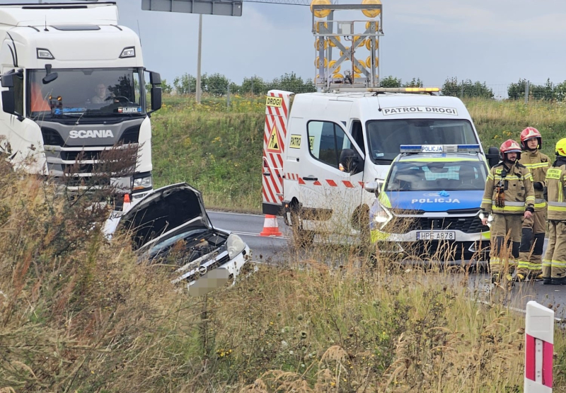 4/5 Uderzyła w tył ciężarówki na starej trójce. Dwie osoby w szpitalu, droga zablokowana