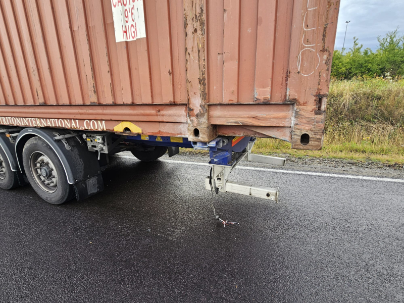 5/5 Uderzyła w tył ciężarówki na starej trójce. Dwie osoby w szpitalu, droga zablokowana