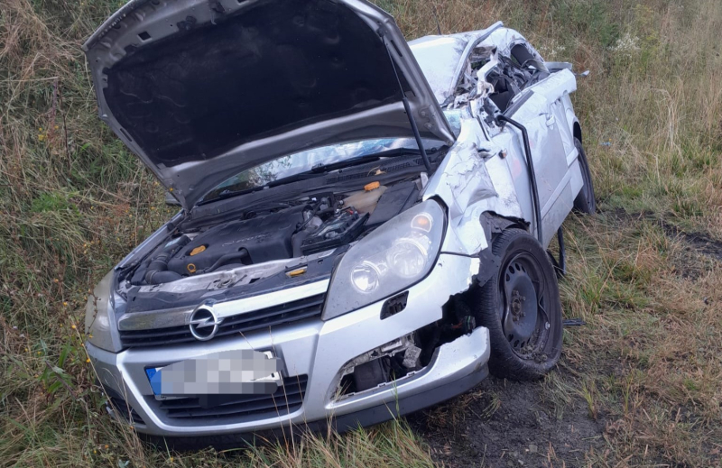 6/8 Uderzyła w tył ciężarówki na starej trójce. Dwie osoby w szpitalu