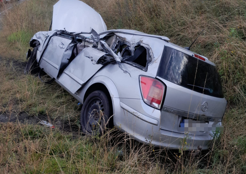 8/8 Uderzyła w tył ciężarówki na starej trójce. Dwie osoby w szpitalu
