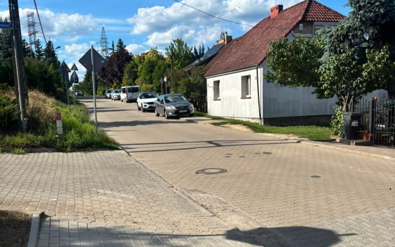 3/6 Brakujący odcinek chodnika i pasów na Owocowej