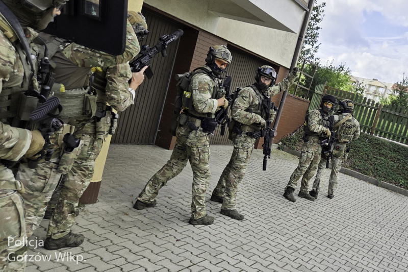 8/9 Gorzów: Siłowe wejście do mieszkania. W akcji kontrterroryści