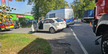 Wypadek na Walczaka. Zderzenie motocyklisty i Skody