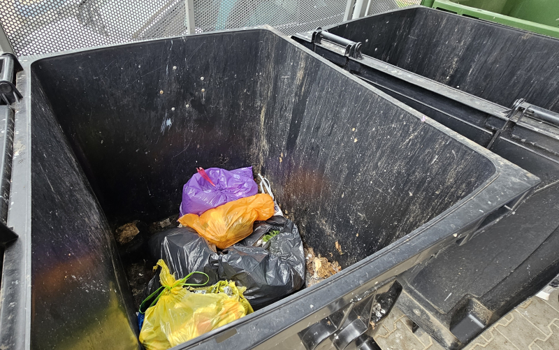4/7 Brudne pojemniki na odpady na Placu Jana Pawła II w Gorzowie