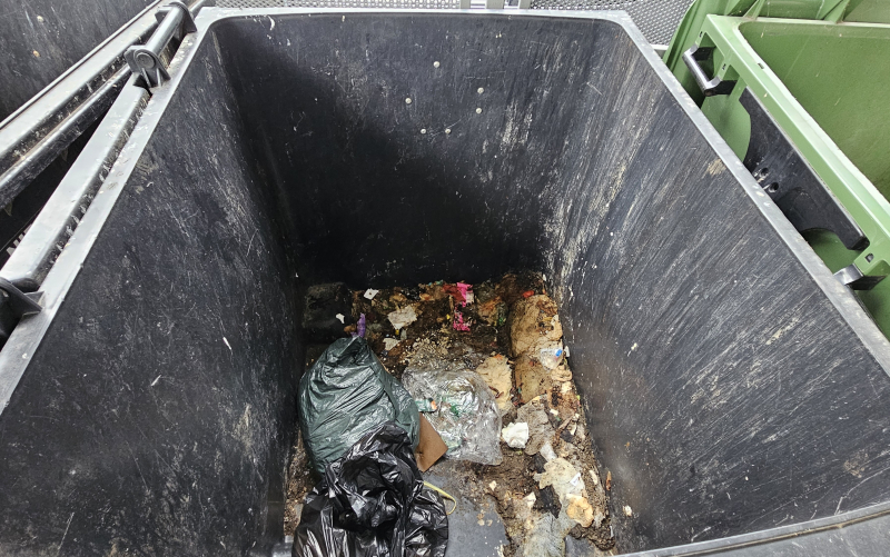 7/7 Brudne pojemniki na odpady na Placu Jana Pawła II w Gorzowie
