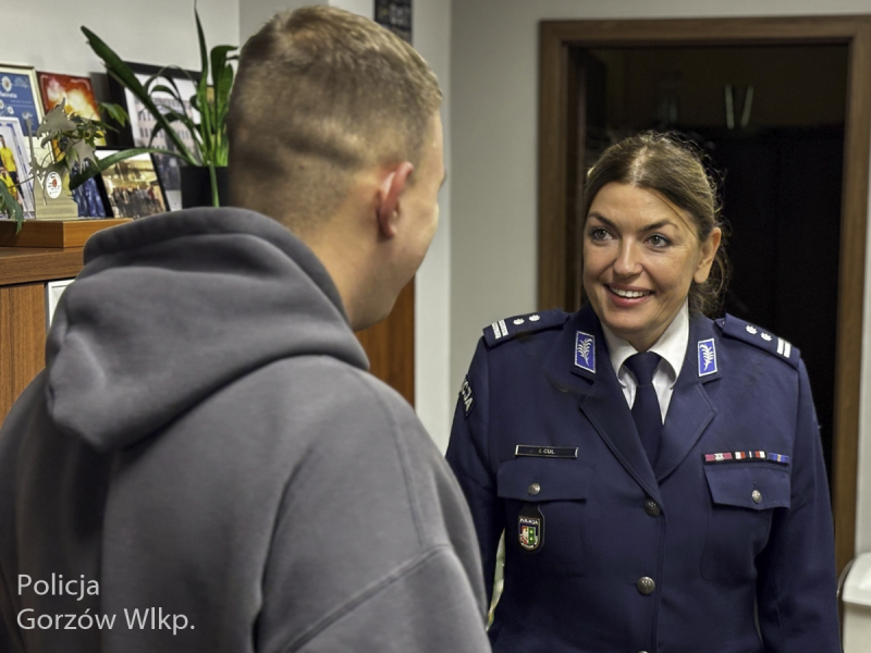 2/4 Wyciągnął kobietę z rzeki. Słowa uznania i podziękowania za postawę
