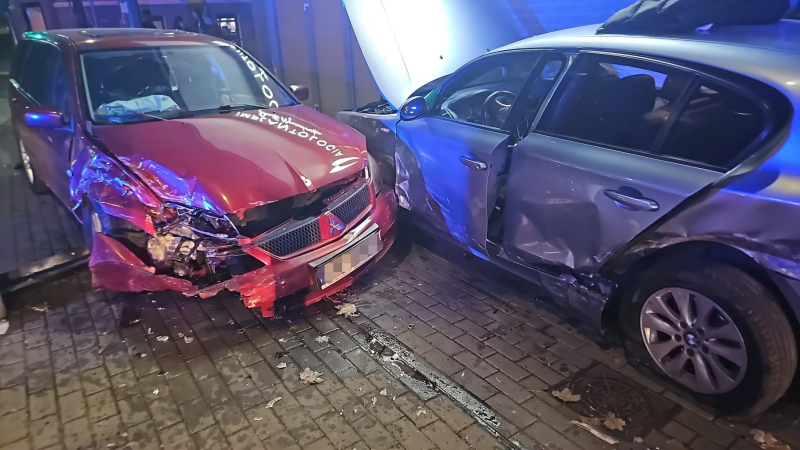 8/8 Wypadek na Warszawskiej. Zderzenie Mitsubishi i BMW