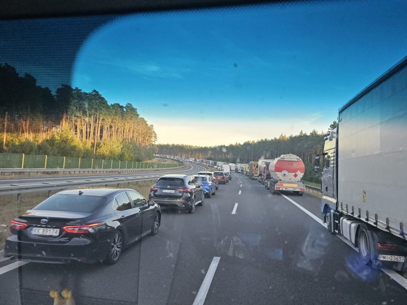1/5 Wypadek na S3. Ciężarówka uderzyła w pojazd obsługi