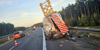 Wypadek na S3. Ciężarówka uderzyła w pojazd obsługi