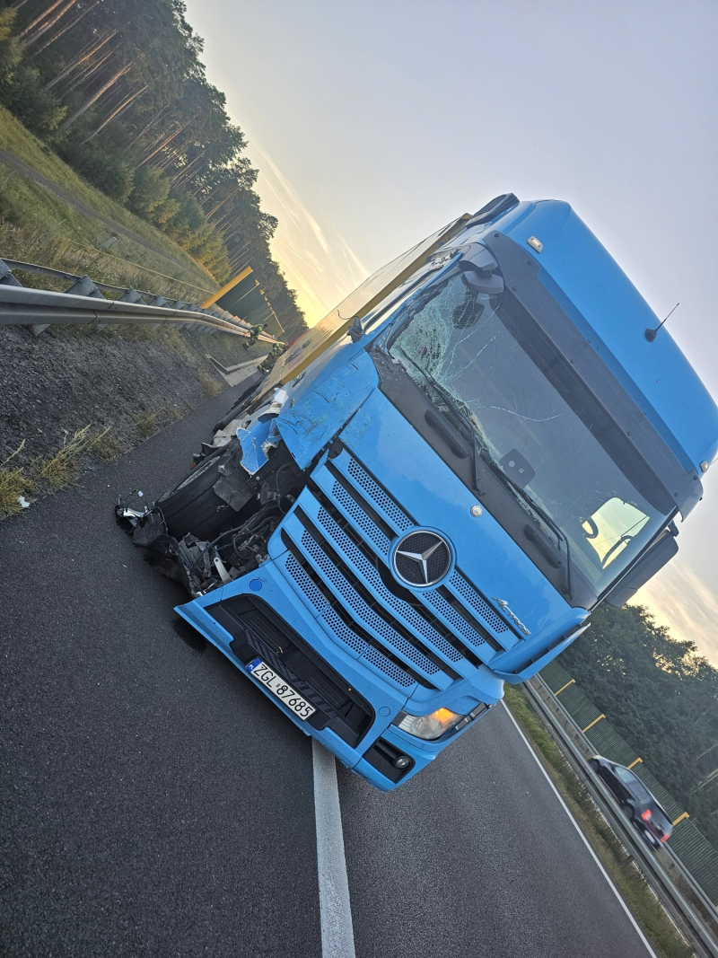 4/5 Wypadek na S3. Ciężarówka uderzyła w pojazd obsługi