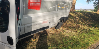 Wypadek na DW130. Czołówka busa i Seata
