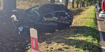 Wypadek na DW130. Czołówka busa i Seata