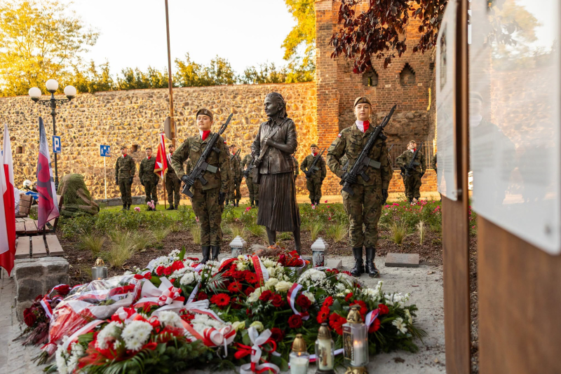 8/15 Odsłonięcie pomnika Danuty Siedzikówny-Inki w Gorzowie