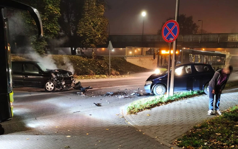 1/5 Czołówka dwóch osobówek na Fabrycznej